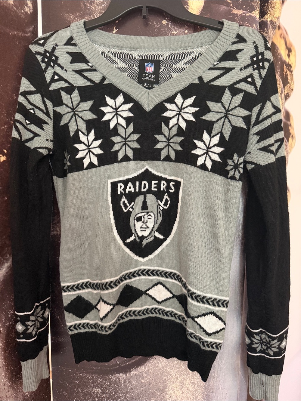 NFL Raiders V-Neck Team Sweater in Gray and Black